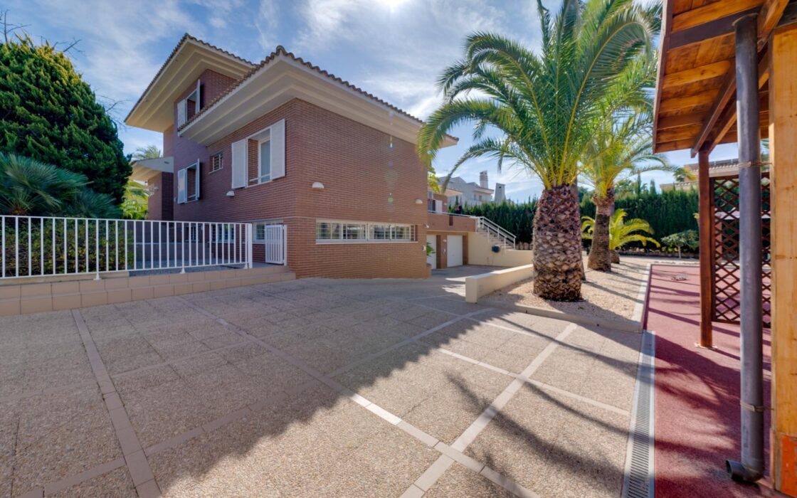 Эксклюзивная вилла в Бенидорме с террасой и бассейном