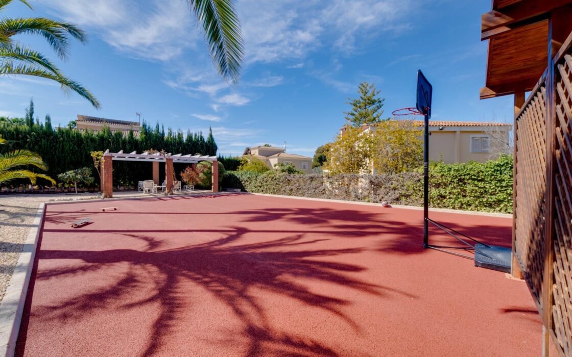 Эксклюзивная вилла в Бенидорме с террасой и бассейном