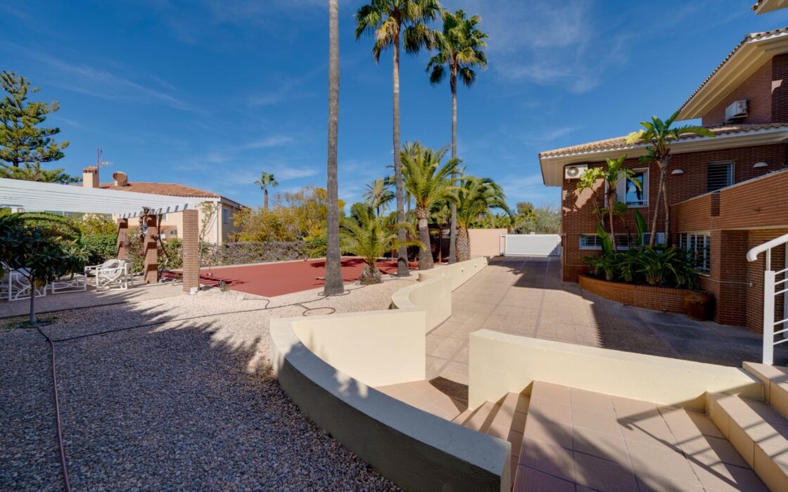 Эксклюзивная вилла в Бенидорме с террасой и бассейном