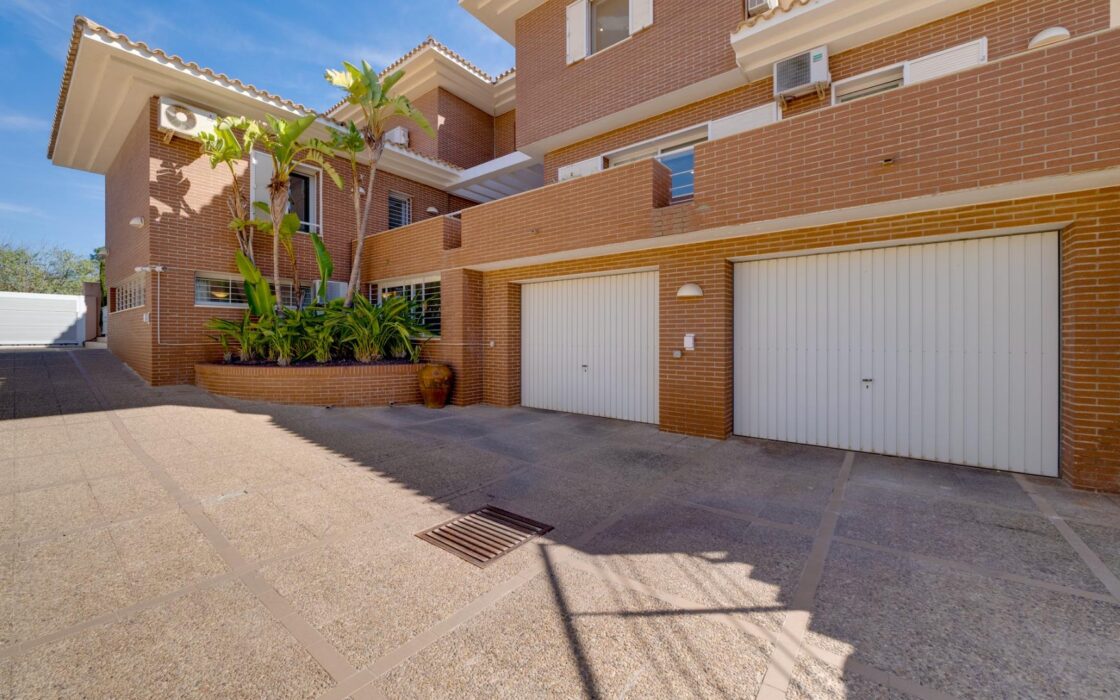 Эксклюзивная вилла в Бенидорме с террасой и бассейном