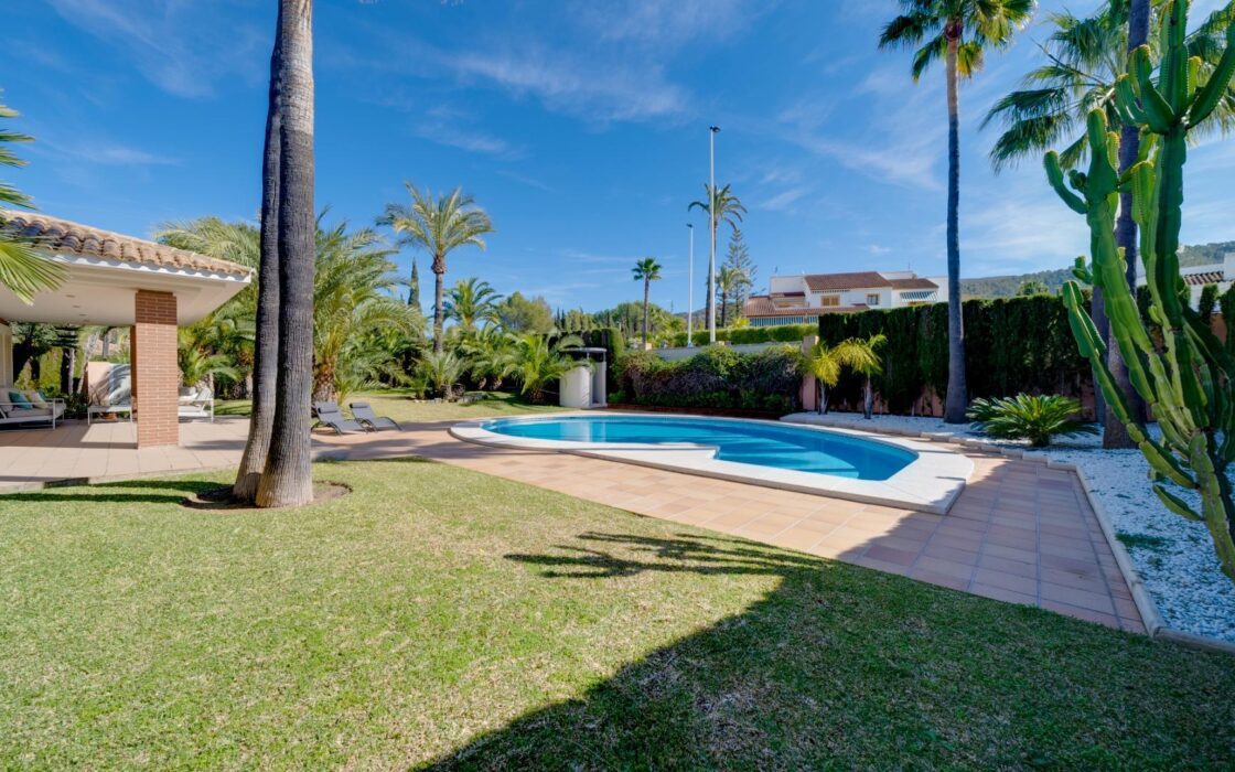 Эксклюзивная вилла в Бенидорме с террасой и бассейном