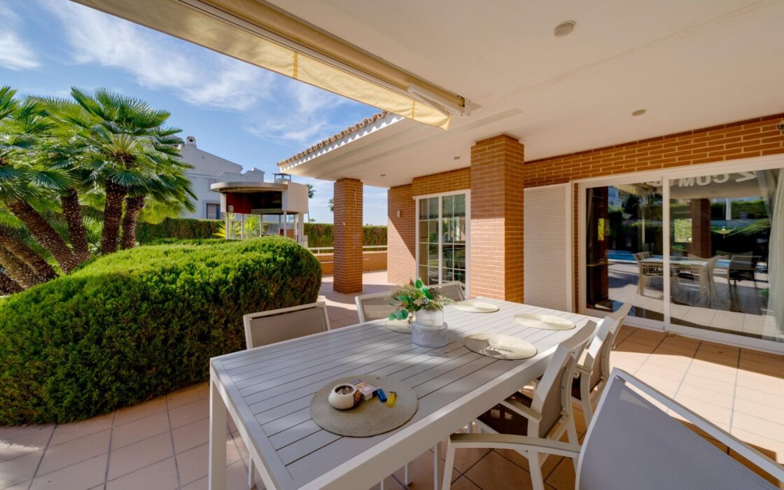 Эксклюзивная вилла в Бенидорме с террасой и бассейном