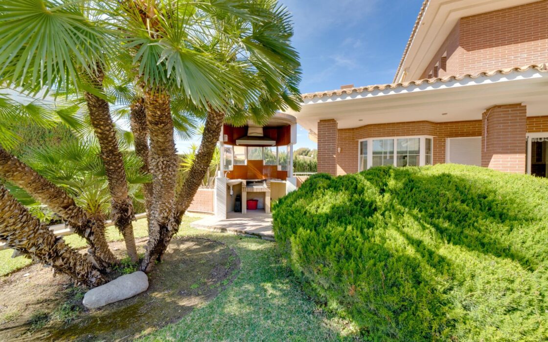 Эксклюзивная вилла в Бенидорме с террасой и бассейном