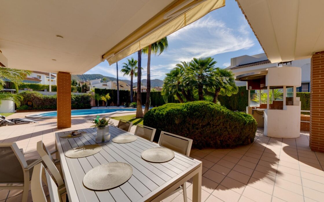 Эксклюзивная вилла в Бенидорме с террасой и бассейном