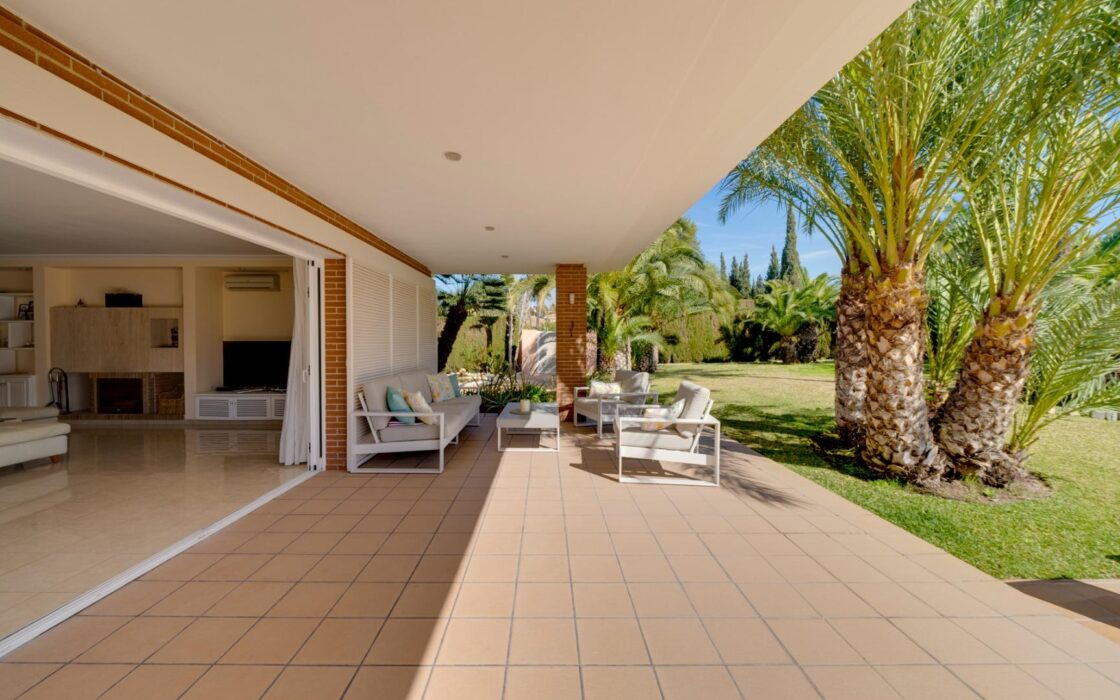 Эксклюзивная вилла в Бенидорме с террасой и бассейном