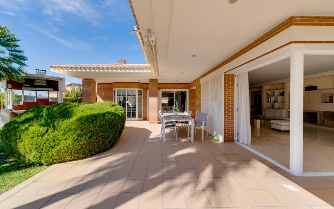 Эксклюзивная вилла в Бенидорме с террасой и бассейном