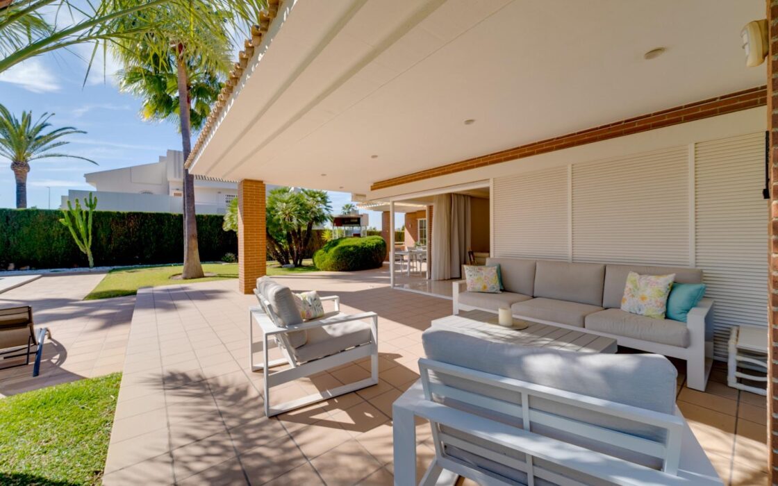 Эксклюзивная вилла в Бенидорме с террасой и бассейном