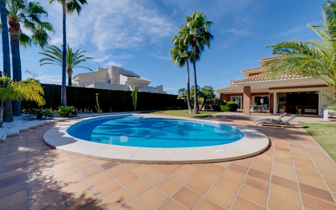 Эксклюзивная вилла в Бенидорме с террасой и бассейном