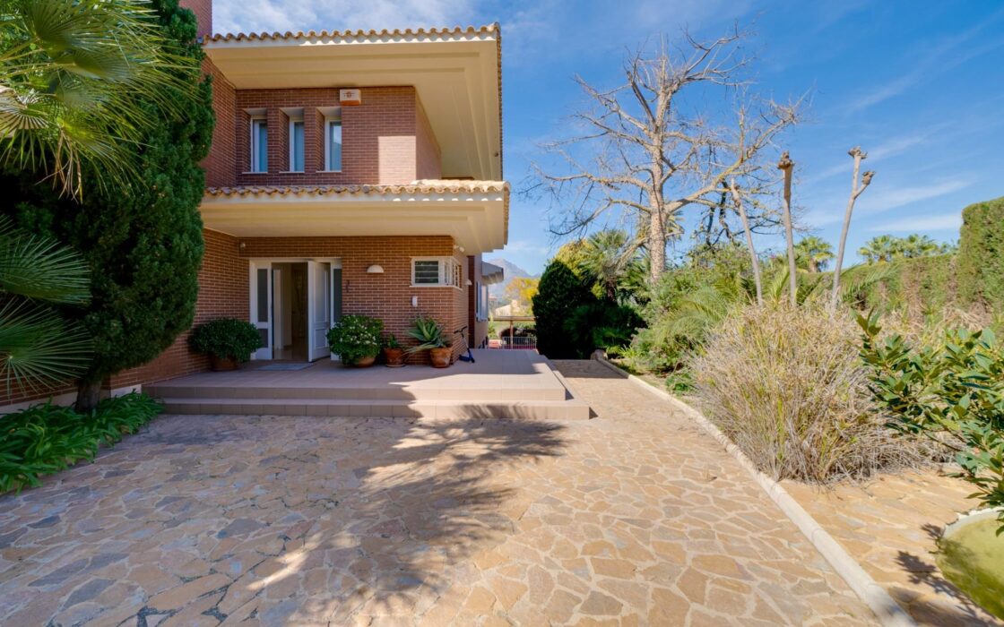 Эксклюзивная вилла в Бенидорме с террасой и бассейном