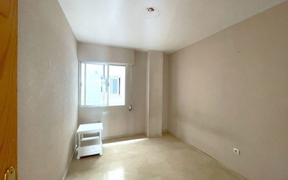 Простора квартира в Естепоні з терасою 123 кв.м.