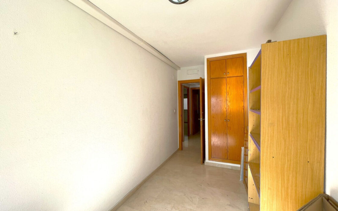 Простора квартира в Естепоні з терасою 123 кв.м.