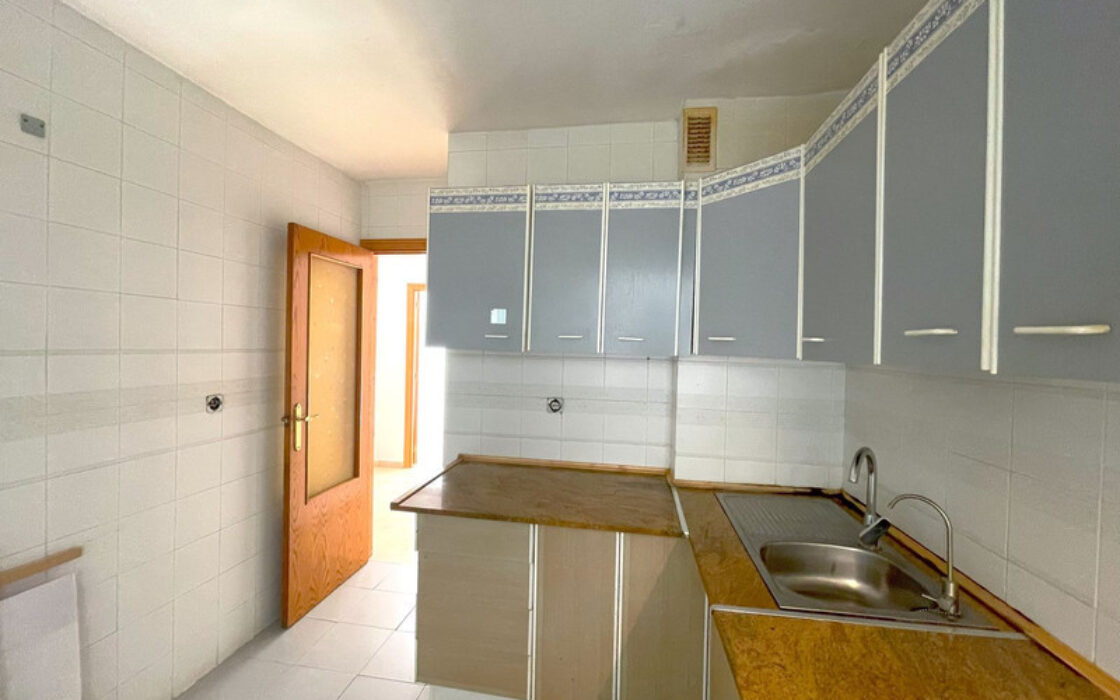 Простора квартира в Естепоні з терасою 123 кв.м.