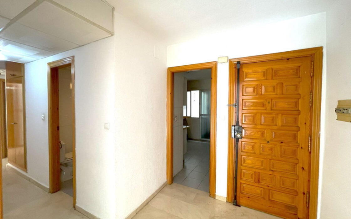 Простора квартира в Естепоні з терасою 123 кв.м.