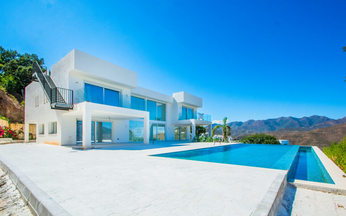 Роскошная вилла в тихом районе Бенальмадены с террасой 260 кв.м