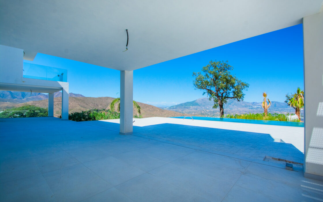 Роскошная вилла в тихом районе Бенальмадены с террасой 260 кв.м