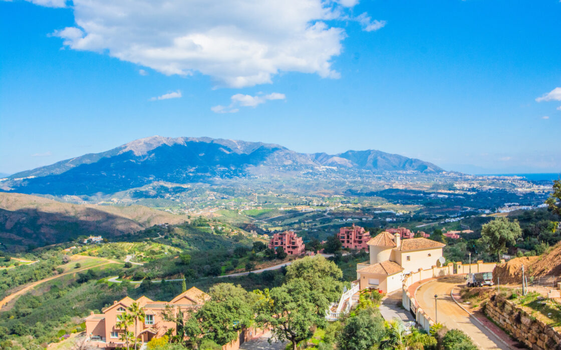 Роскошная вилла в тихом районе Бенальмадены с террасой 260 кв.м