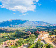 Роскошная вилла в тихом районе Бенальмадены с террасой 260 кв.м