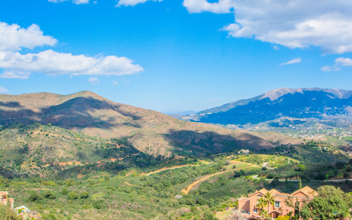 Роскошная вилла в тихом районе Бенальмадены с террасой 260 кв.м