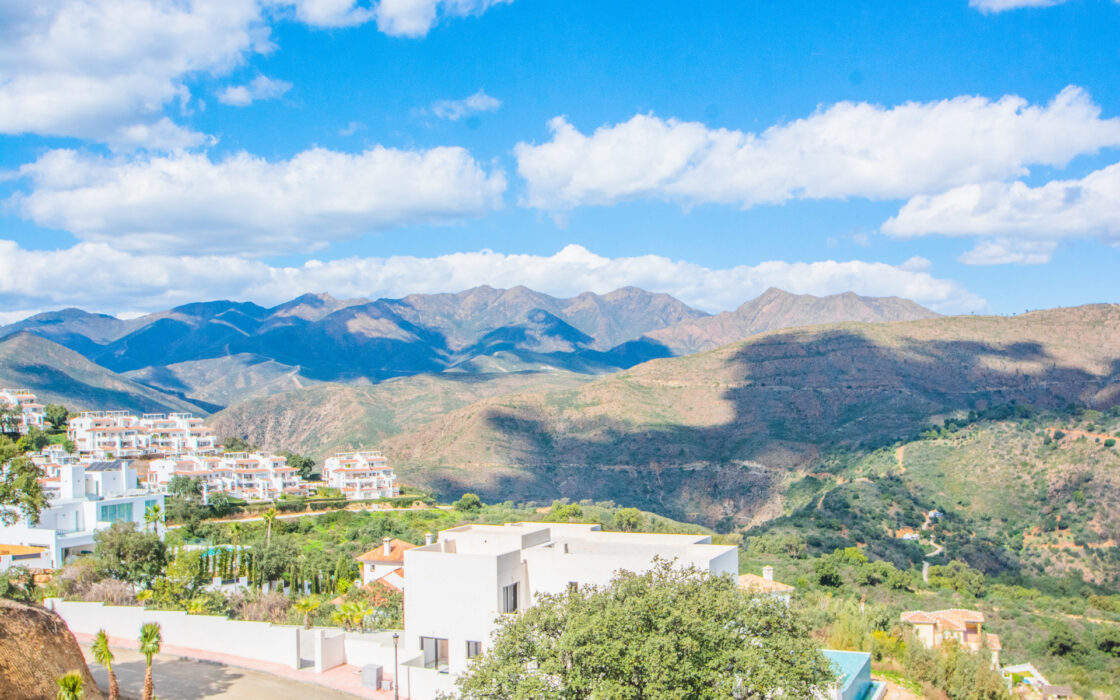 Роскошная вилла в тихом районе Бенальмадены с террасой 260 кв.м