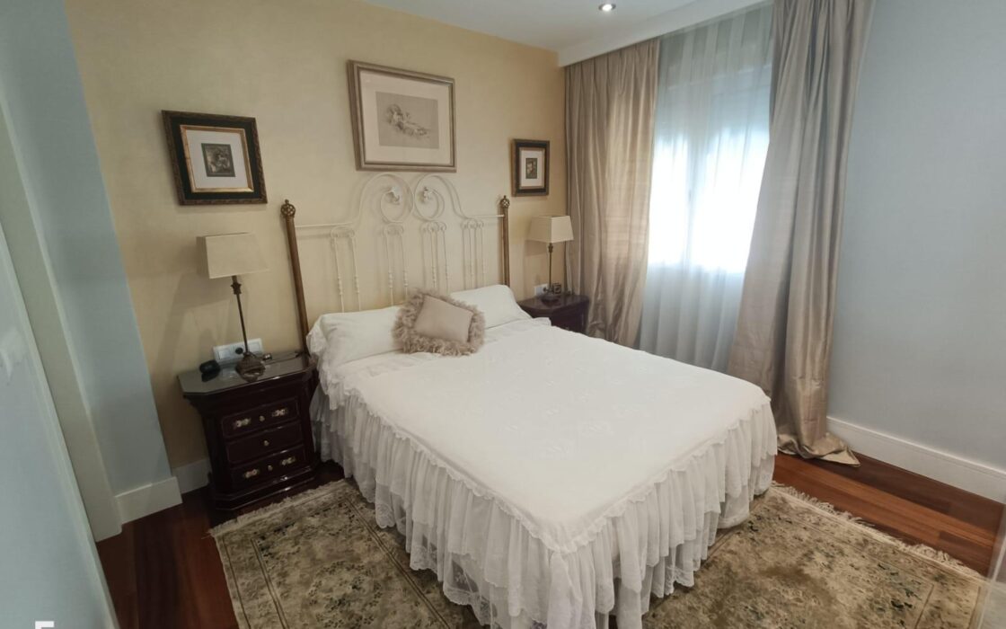 Квартира 85 кв.м в центре Аликанте, 200 м до пляжа