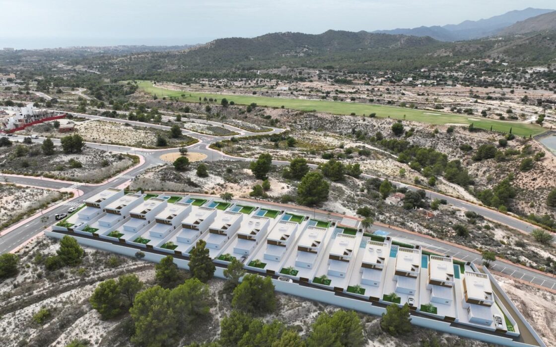 Отдельная вилла с бассейном в Финестрате 141 кв.м у гольфа