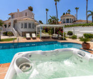 Розкішна вілла в Естепоні з терасою 272 кв.м.