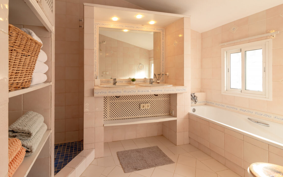 Розкішна вілла в Естепоні з терасою 272 кв.м.