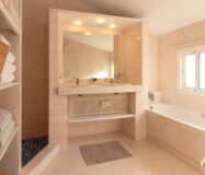 Розкішна вілла в Естепоні з терасою 272 кв.м.