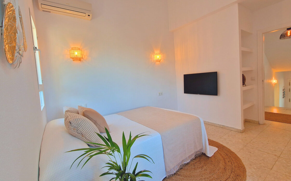 Розкішна вілла в Естепоні з терасою 272 кв.м.