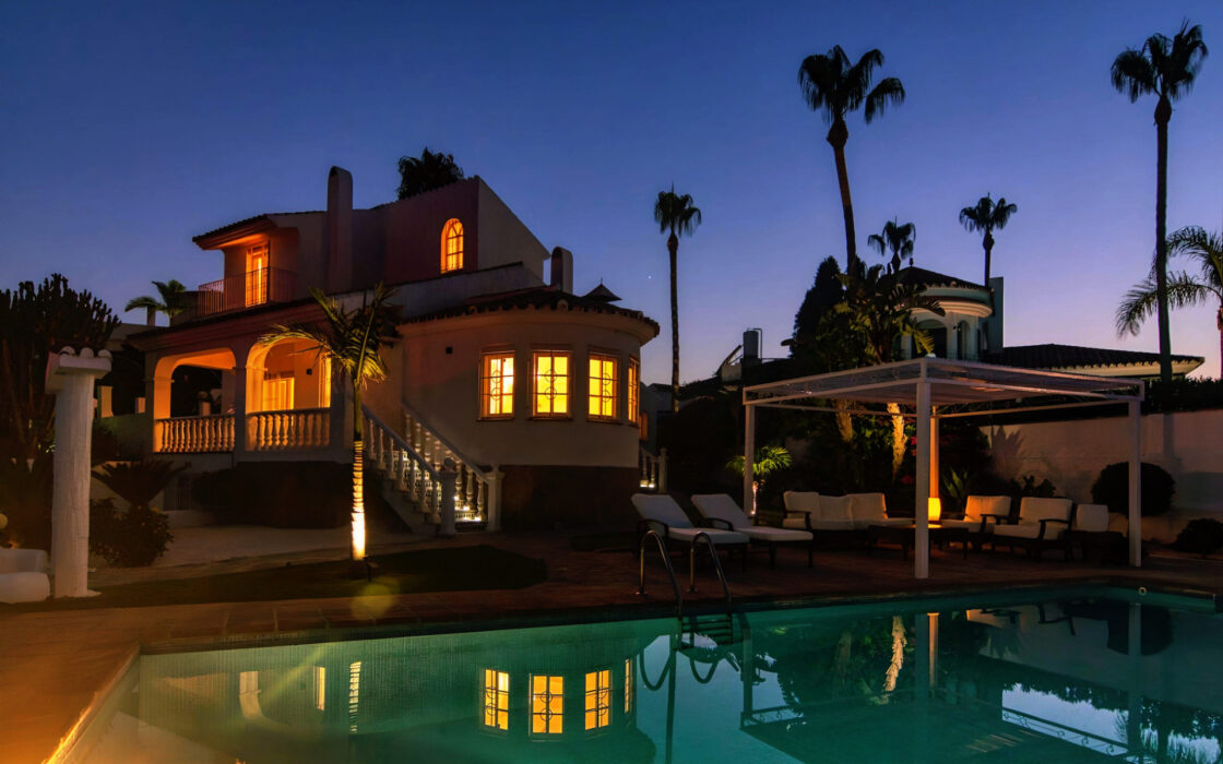 Розкішна вілла в Естепоні з терасою 272 кв.м.