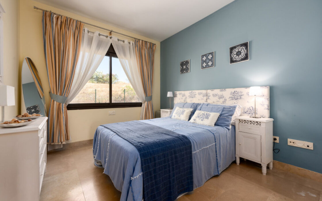 Елегантні апартаменти з терасою біля моря в Ла-Алькаидесі