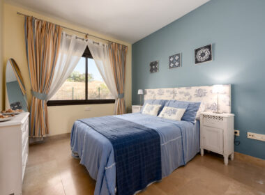 Елегантні апартаменти з терасою біля моря в Ла-Алькаидесі