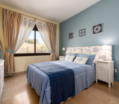 Елегантні апартаменти з терасою біля моря в Ла-Алькаидесі