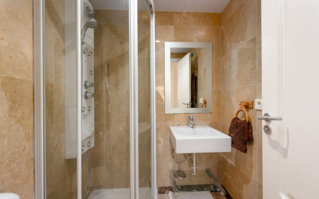 Елегантні апартаменти з терасою біля моря в Ла-Алькаидесі