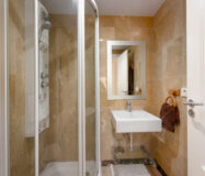 Елегантні апартаменти з терасою біля моря в Ла-Алькаидесі