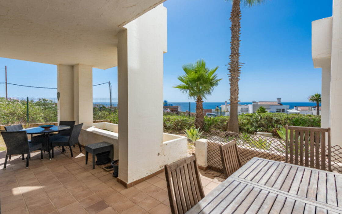 Елегантні апартаменти з терасою біля моря в Ла-Алькаидесі