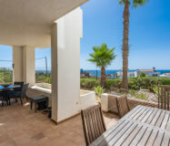 Елегантні апартаменти з терасою біля моря в Ла-Алькаидесі