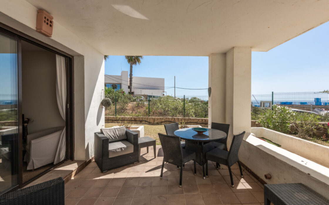 Елегантні апартаменти з терасою біля моря в Ла-Алькаидесі