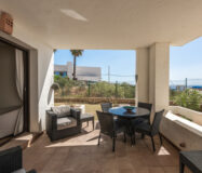 Елегантні апартаменти з терасою біля моря в Ла-Алькаидесі