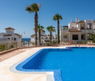 Елегантні апартаменти з терасою біля моря в Ла-Алькаидесі