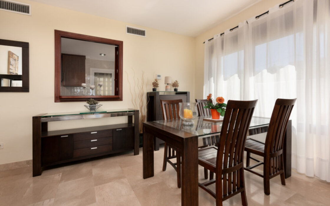 Елегантні апартаменти з терасою біля моря в Ла-Алькаидесі