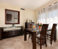 Елегантні апартаменти з терасою біля моря в Ла-Алькаидесі