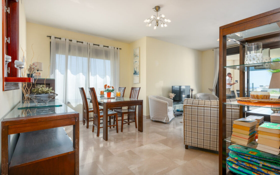 Елегантні апартаменти з терасою біля моря в Ла-Алькаидесі