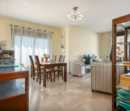 Елегантні апартаменти з терасою біля моря в Ла-Алькаидесі