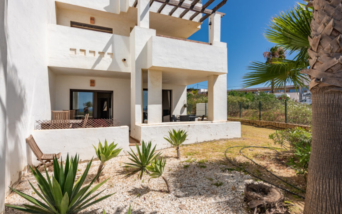 Елегантні апартаменти з терасою біля моря в Ла-Алькаидесі