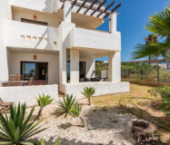 Елегантні апартаменти з терасою біля моря в Ла-Алькаидесі