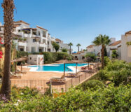 Елегантні апартаменти з терасою біля моря в Ла-Алькаидесі