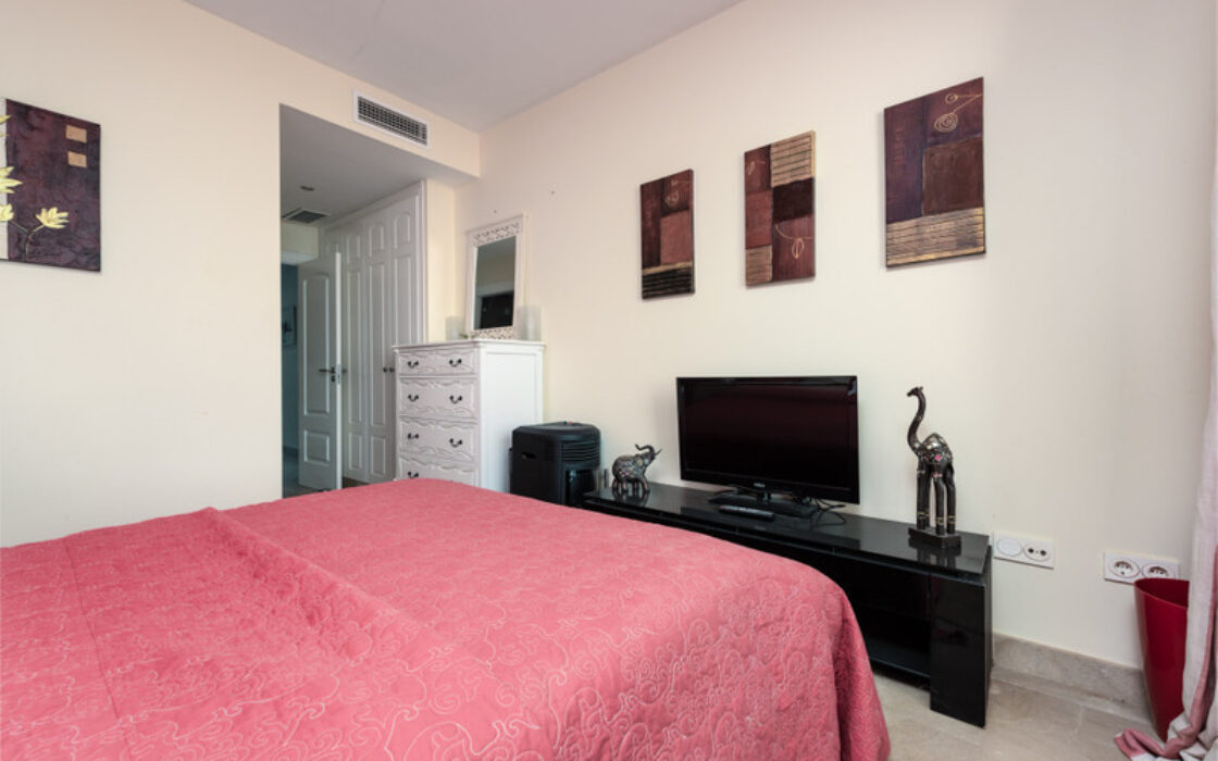 Елегантні апартаменти з терасою біля моря в Ла-Алькаидесі