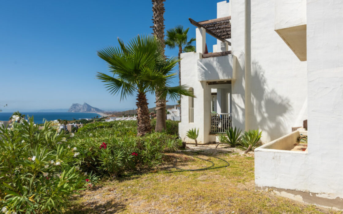 Елегантні апартаменти з терасою біля моря в Ла-Алькаидесі