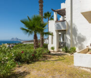 Елегантні апартаменти з терасою біля моря в Ла-Алькаидесі